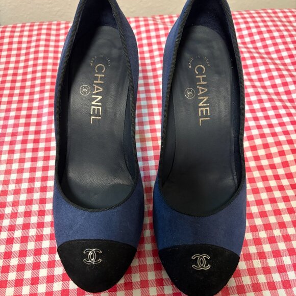 Chanel Navy Blue & Black Suede Logo Cap Toe Pump Heels Size 38 - Picture 8 of 10